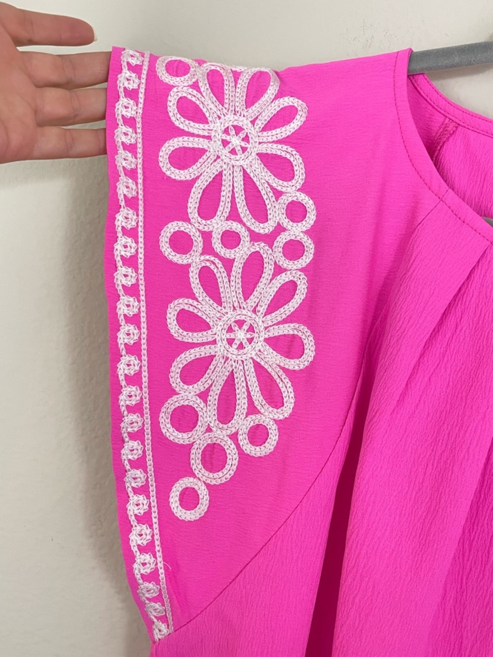 JODIFL Pink Floral Embroidered Flutter Sleeve Pleated Round Neck Top Size M - Picture 4 of 6